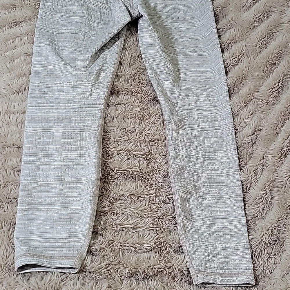 Athleta Textured Tan and Cream Leggings Sz Medium - Picture 7 of 7